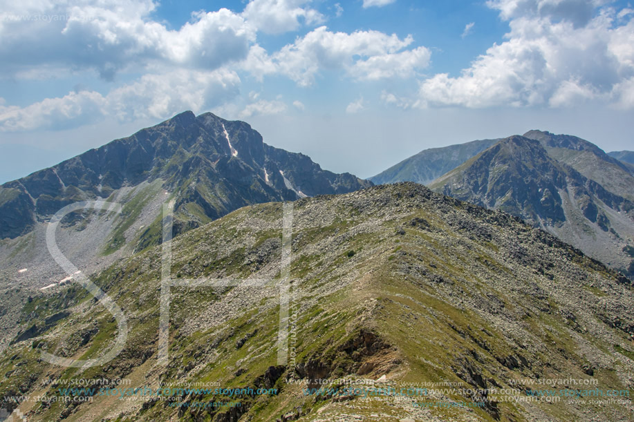 Изкачване на Връх Каменица, изглед към връх Яловарника и връх Зъбът, Пирин