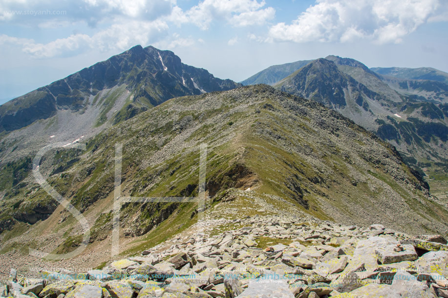Изкачване на Връх Каменица, изглед към връх Яловарника и връх Зъбът, Пирин