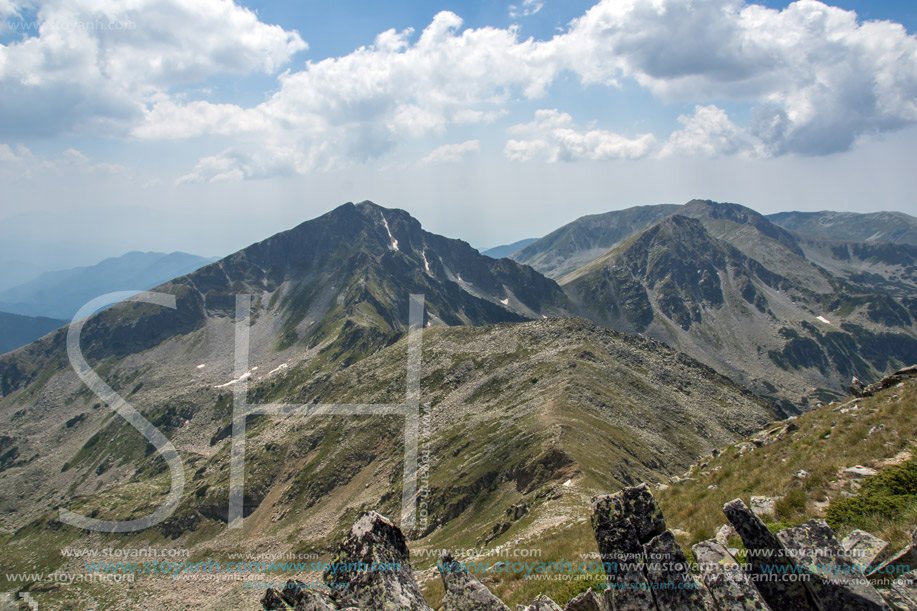 Изглед от връх Каменица към връх Яловарника, Връх Зъбът и връх Куклите, Пирин