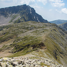 Изкачване на Връх Каменица, изглед към връх Яловарника, Пирин