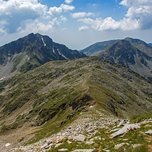 Изкачване на Връх Каменица, изглед към връх Яловарника, Връх Куклите и връх Зъбът, Пирин