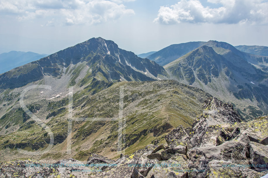 Изглед от връх Каменица към връх Яловарника, Пирин