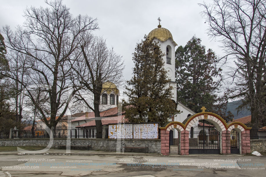 Град Пирдоп, църквата Успение Богородично, София Област