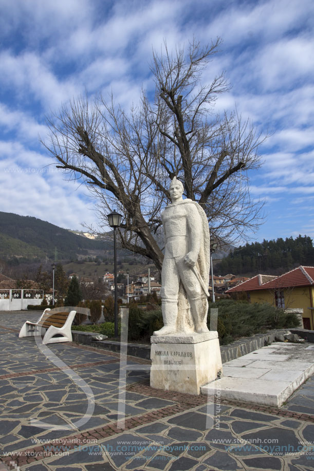 Град Клисура,Паметник на Никола Караджов, Пловдивска област