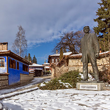 Каблешкова Къща и паметник на Тодор Каблешков, Копривщица, София Област - Снимки от България, Курорти, Туристически Дестинации