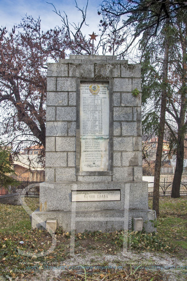 Паметник на загинали Ятаци,   Перущица, Пловдивска област
