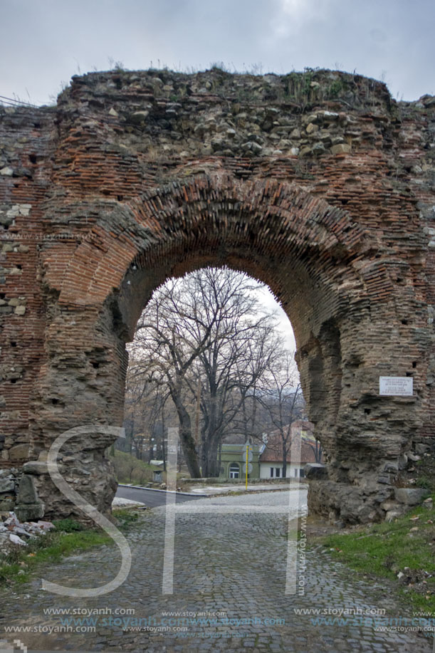 Хисаря, останки от древна крепостна стена, Западната порта на крепостта, Област Пловдив