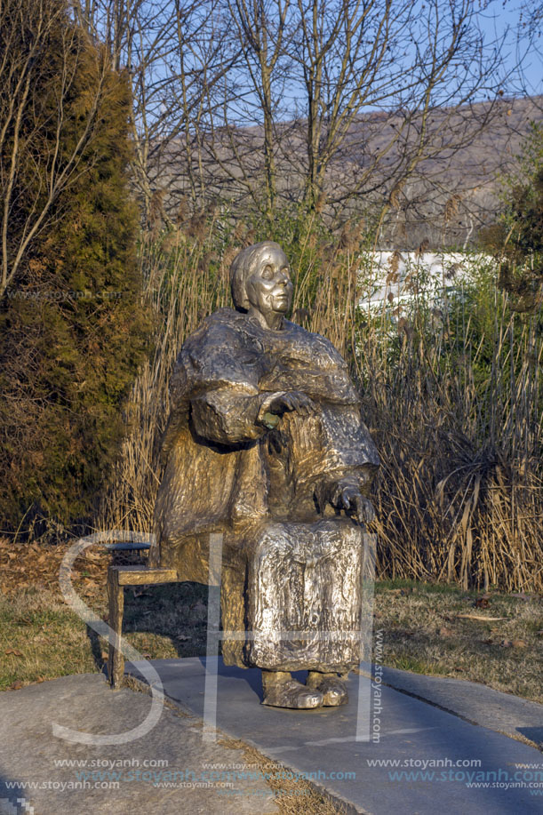 Комплекс Ванга, Рупите, Паметник на Ванга, Област Благоевград