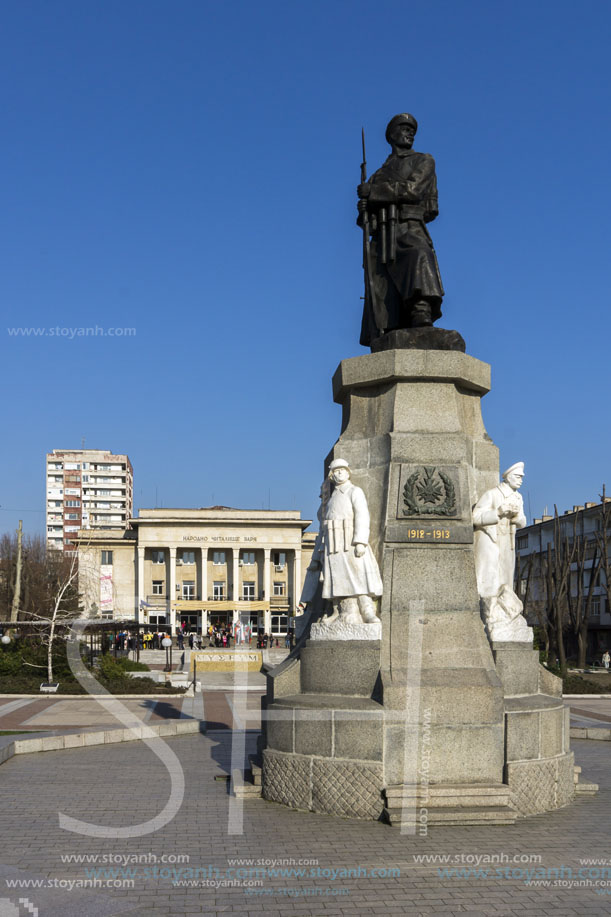 Град Хасково, Читалище Заря, Паметник на загиналите в Балканск