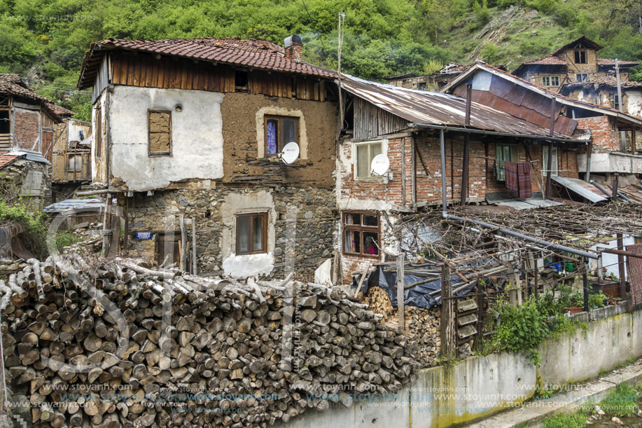 Село Пирин, Стари Къщи, Област Благоевград