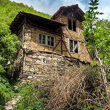 Село Пирин, Къщата на Пиринския Змей, Област Благоевград - Снимки от България, Курорти, Туристически Дестинации