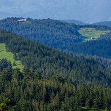 Изглед От Връх Червената Стена към хижа Марциганица, Родопи Планина - Снимки от България, Курорти, Туристически Дестинации