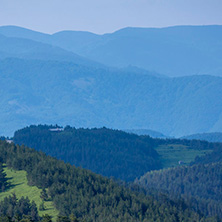 Изглед От Връх Червената Стена към хижа Марциганица, Родопи Планина