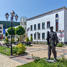 Трън, Фигурата на Гига - паметник на трънския майстор, Област Перник - Снимки от България, Курорти, Туристически Дестинации