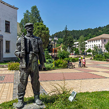 Трън, Фигурата на Гига - паметник на трънския майстор, Област Перник - Снимки от България, Курорти, Туристически Дестинации